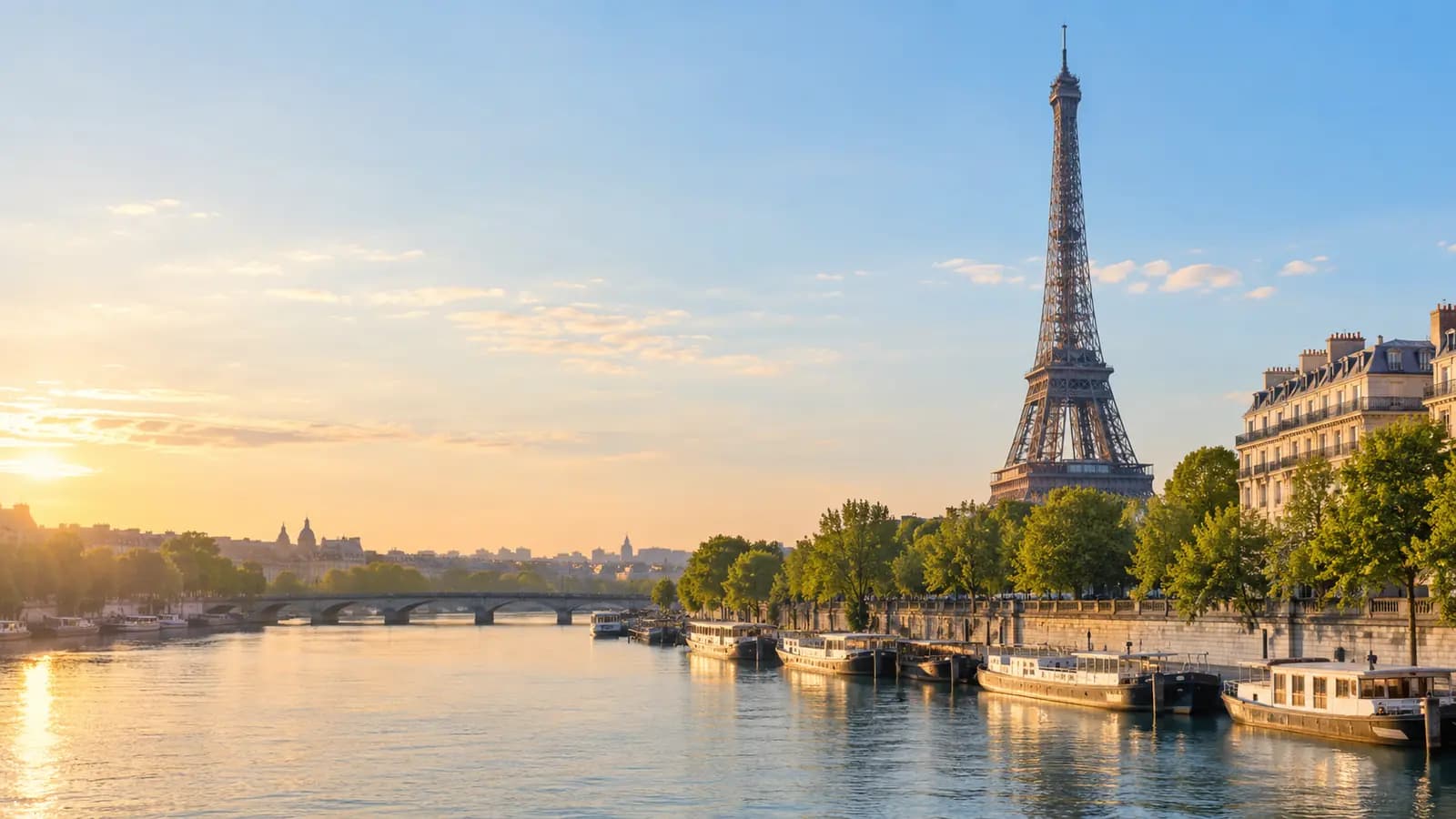Torre Eiffel y el río Sena al atardecer en París